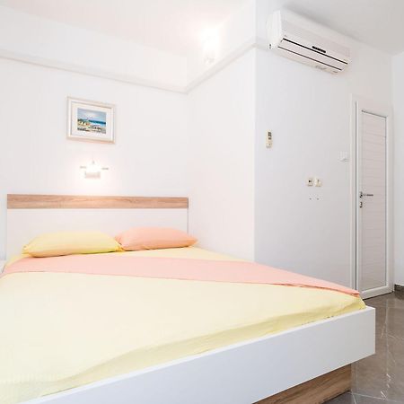 Rooms & Apartments Barisic Млини Стая снимка