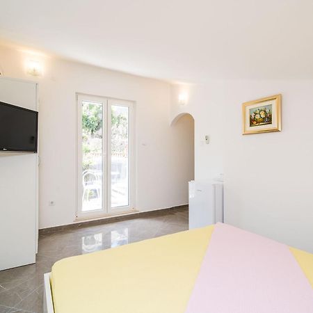 Rooms & Apartments Barisic Млини Стая снимка
