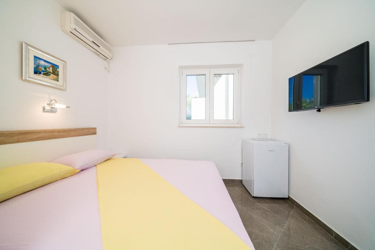 Rooms & Apartments Barisic Млини Стая снимка