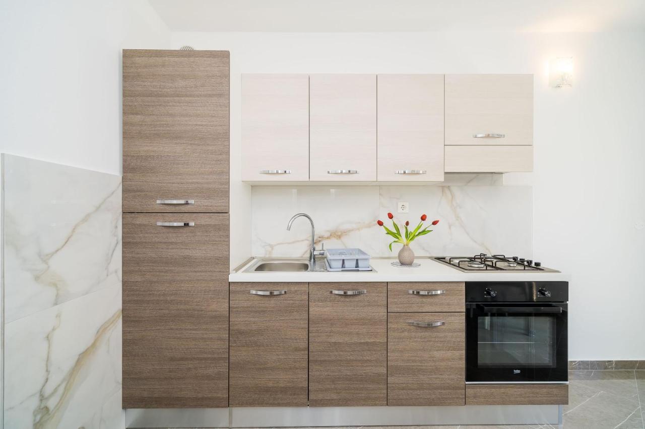 Rooms & Apartments Barisic Млини Стая снимка