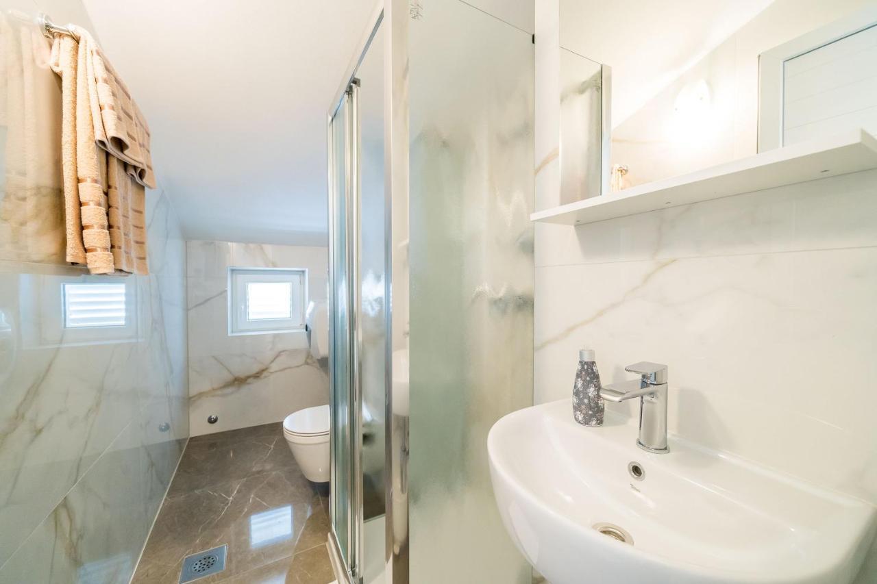 Rooms & Apartments Barisic Млини Стая снимка