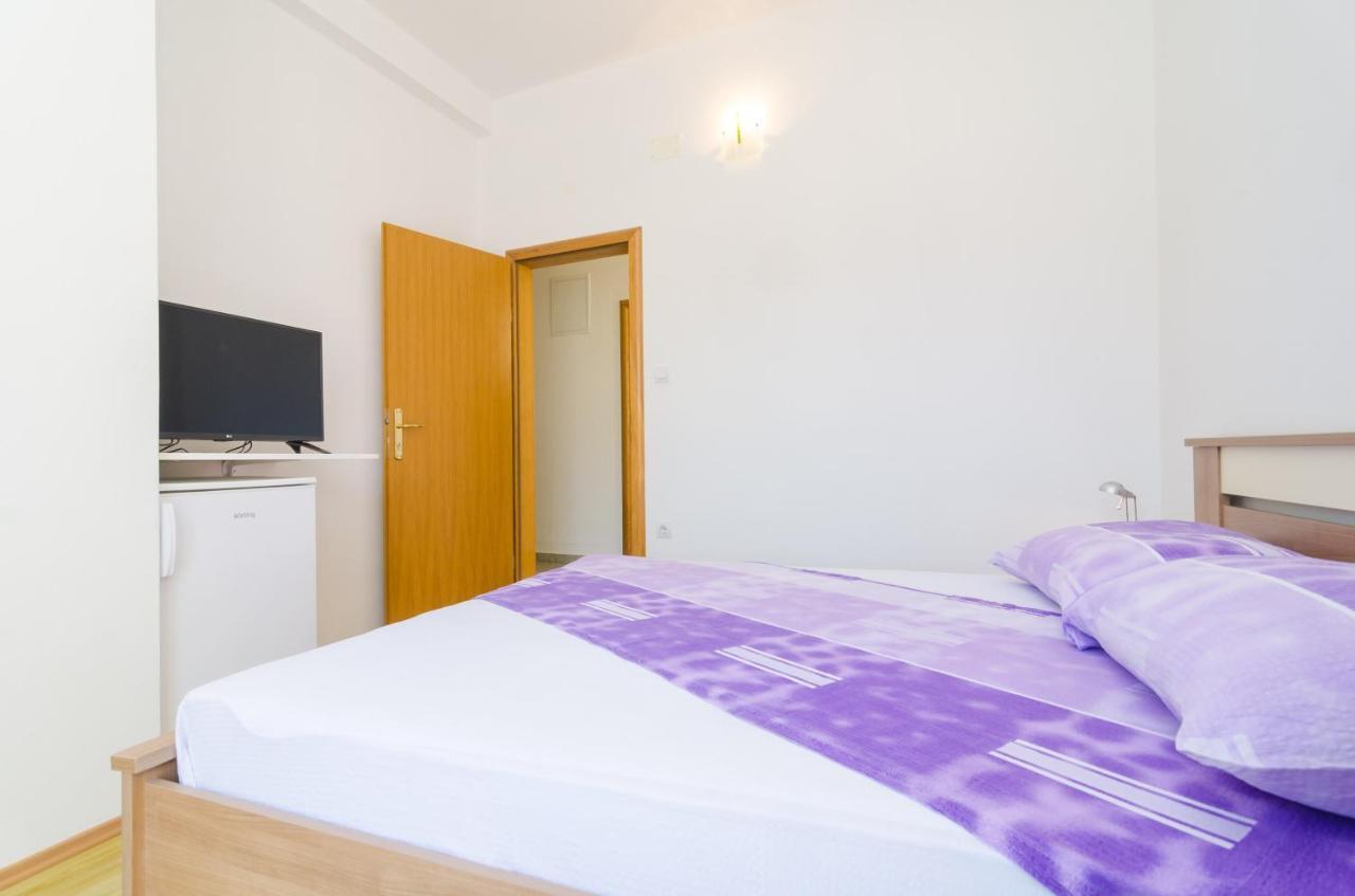 Rooms & Apartments Barisic Млини Стая снимка