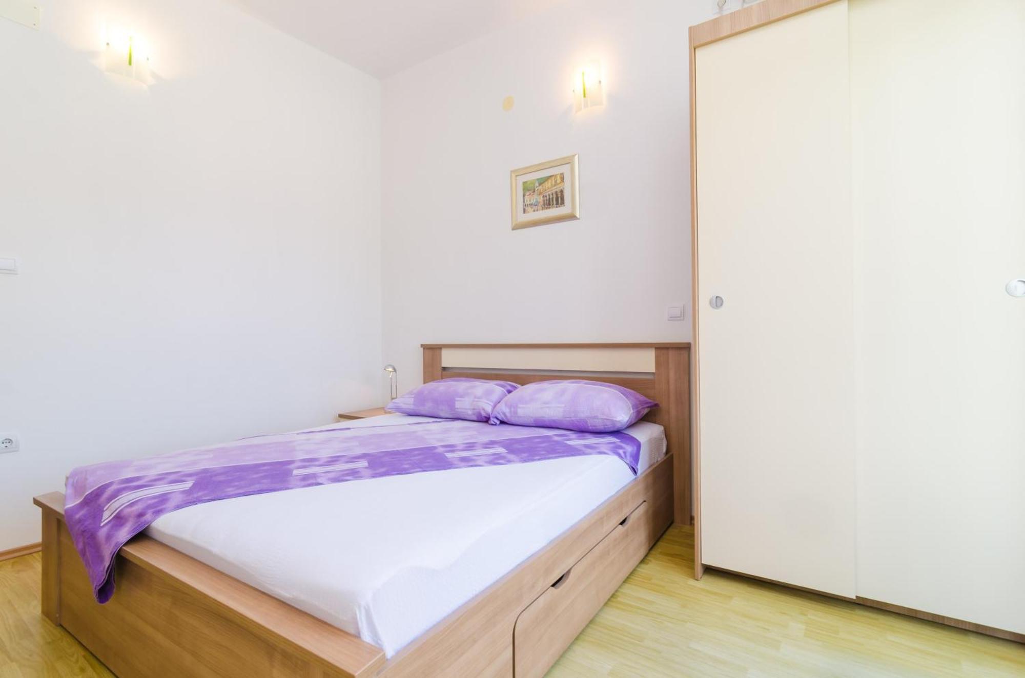 Rooms & Apartments Barisic Млини Стая снимка