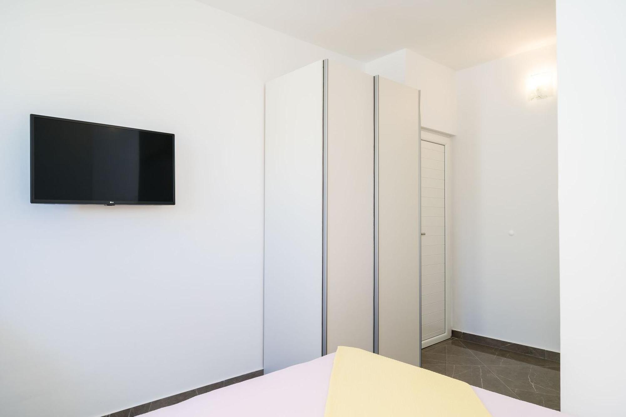 Rooms & Apartments Barisic Млини Стая снимка