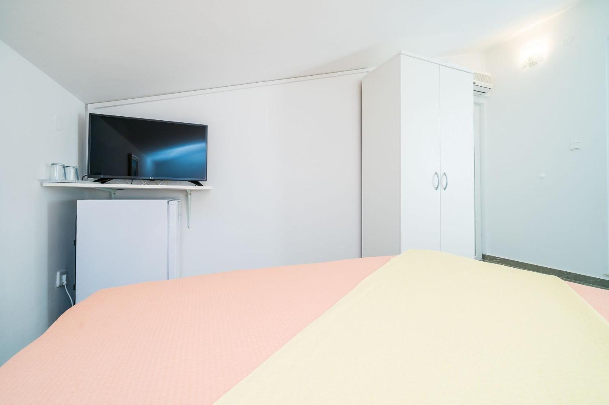 Rooms & Apartments Barisic Млини Стая снимка