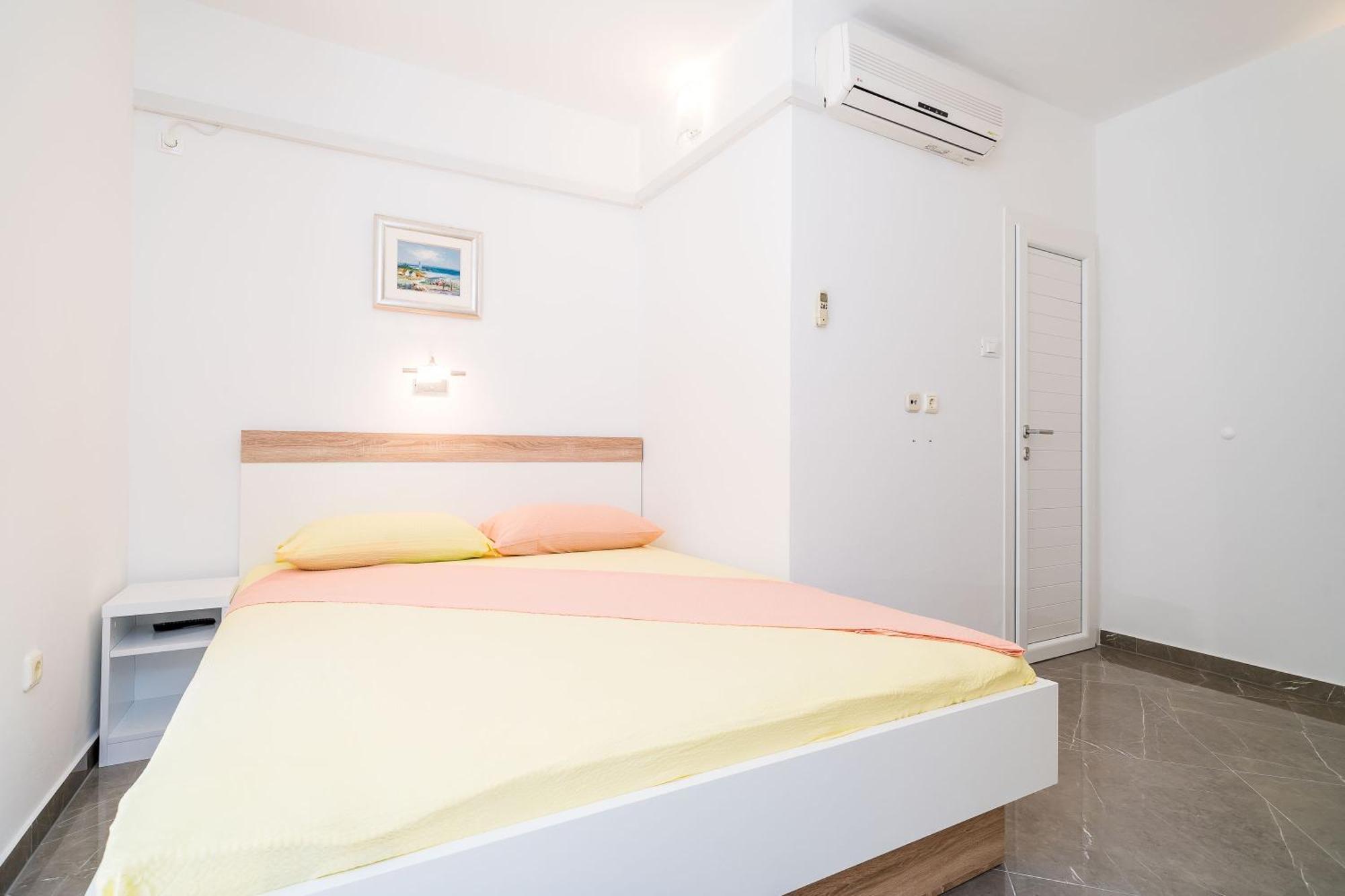 Rooms & Apartments Barisic Млини Стая снимка