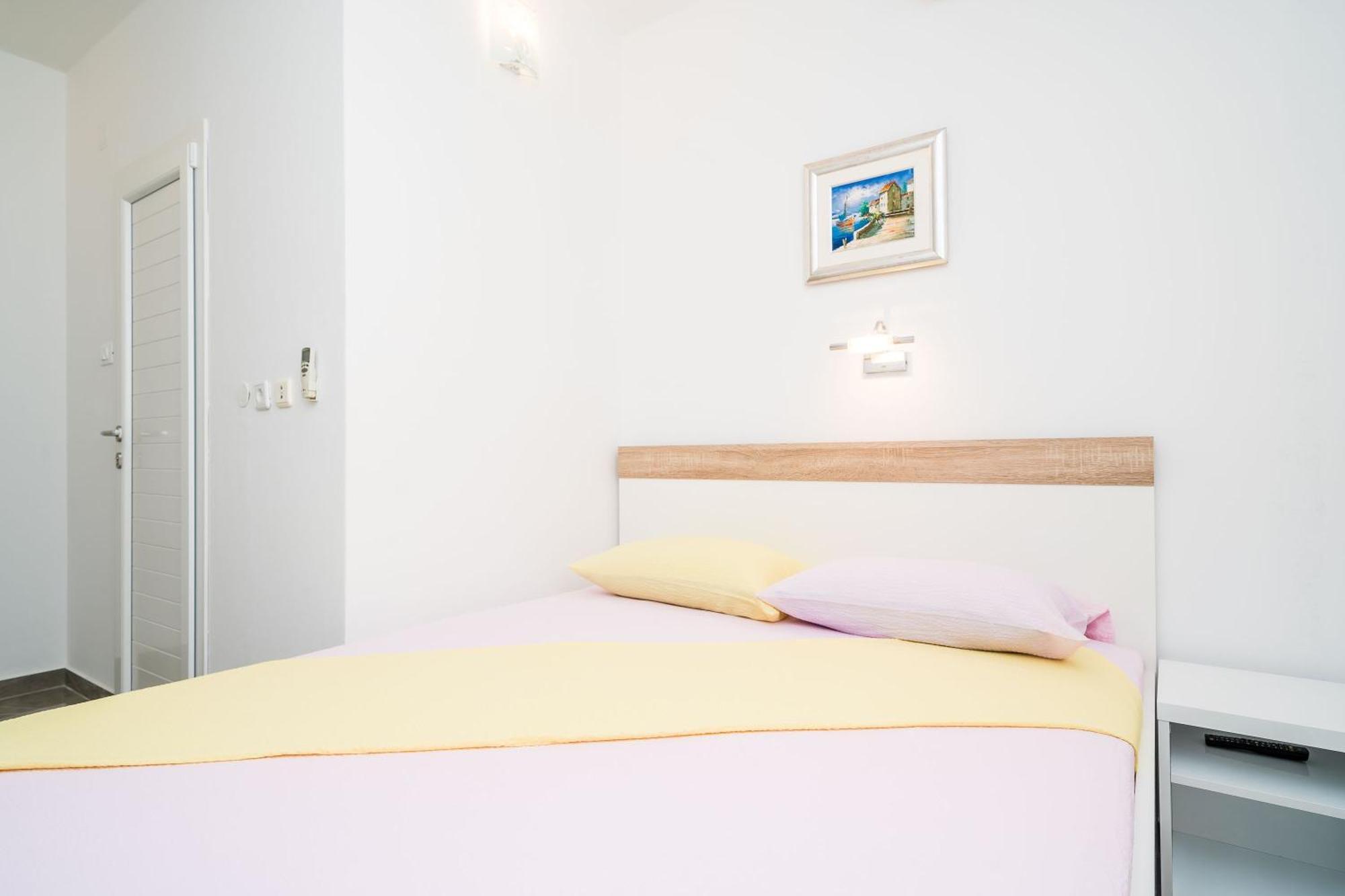 Rooms & Apartments Barisic Млини Стая снимка