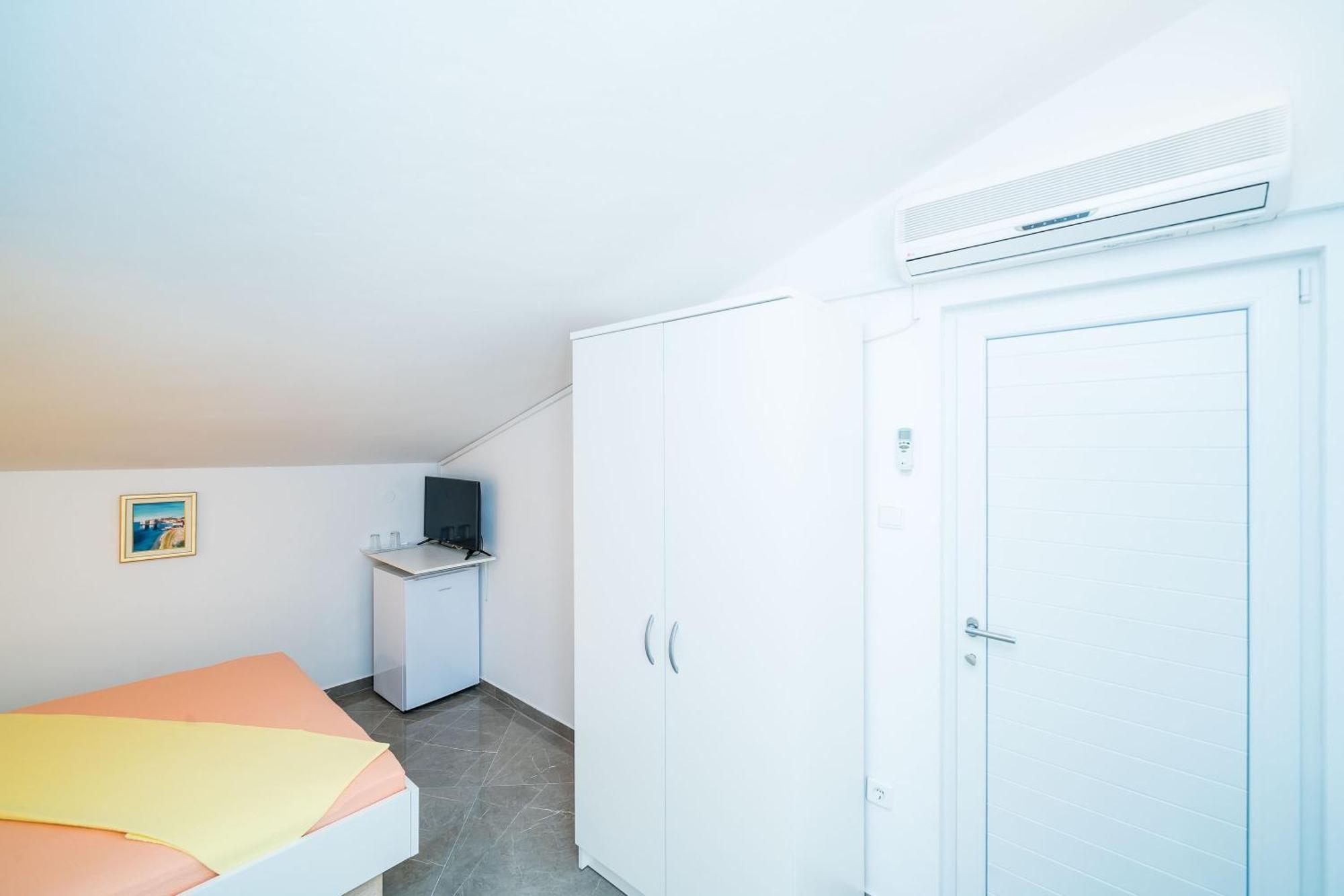 Rooms & Apartments Barisic Млини Стая снимка
