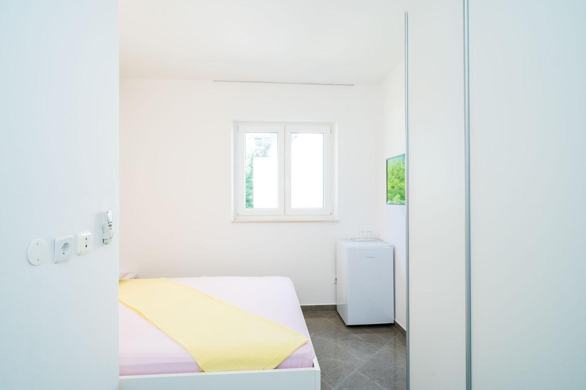 Rooms & Apartments Barisic Млини Стая снимка