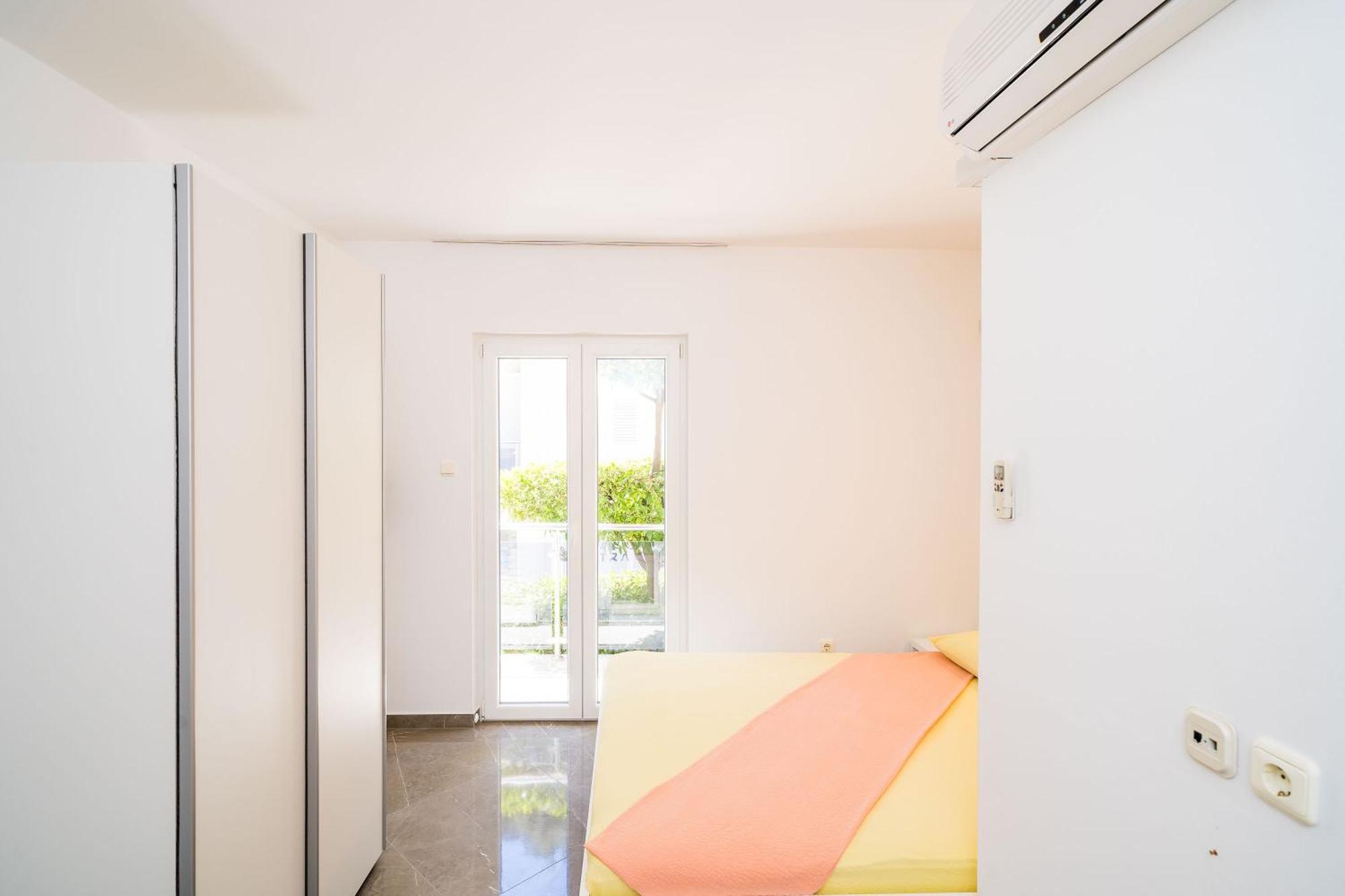 Rooms & Apartments Barisic Млини Стая снимка