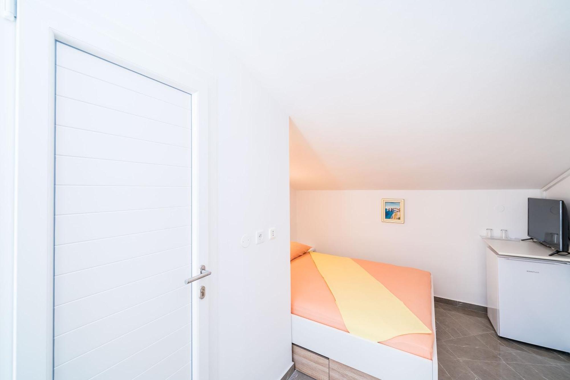 Rooms & Apartments Barisic Млини Стая снимка