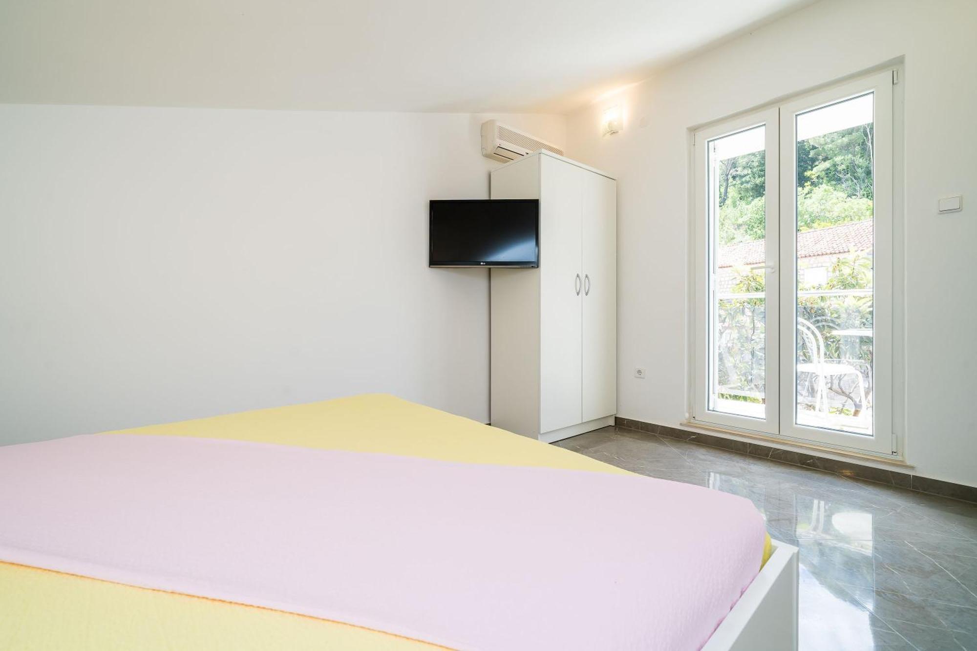Rooms & Apartments Barisic Млини Стая снимка