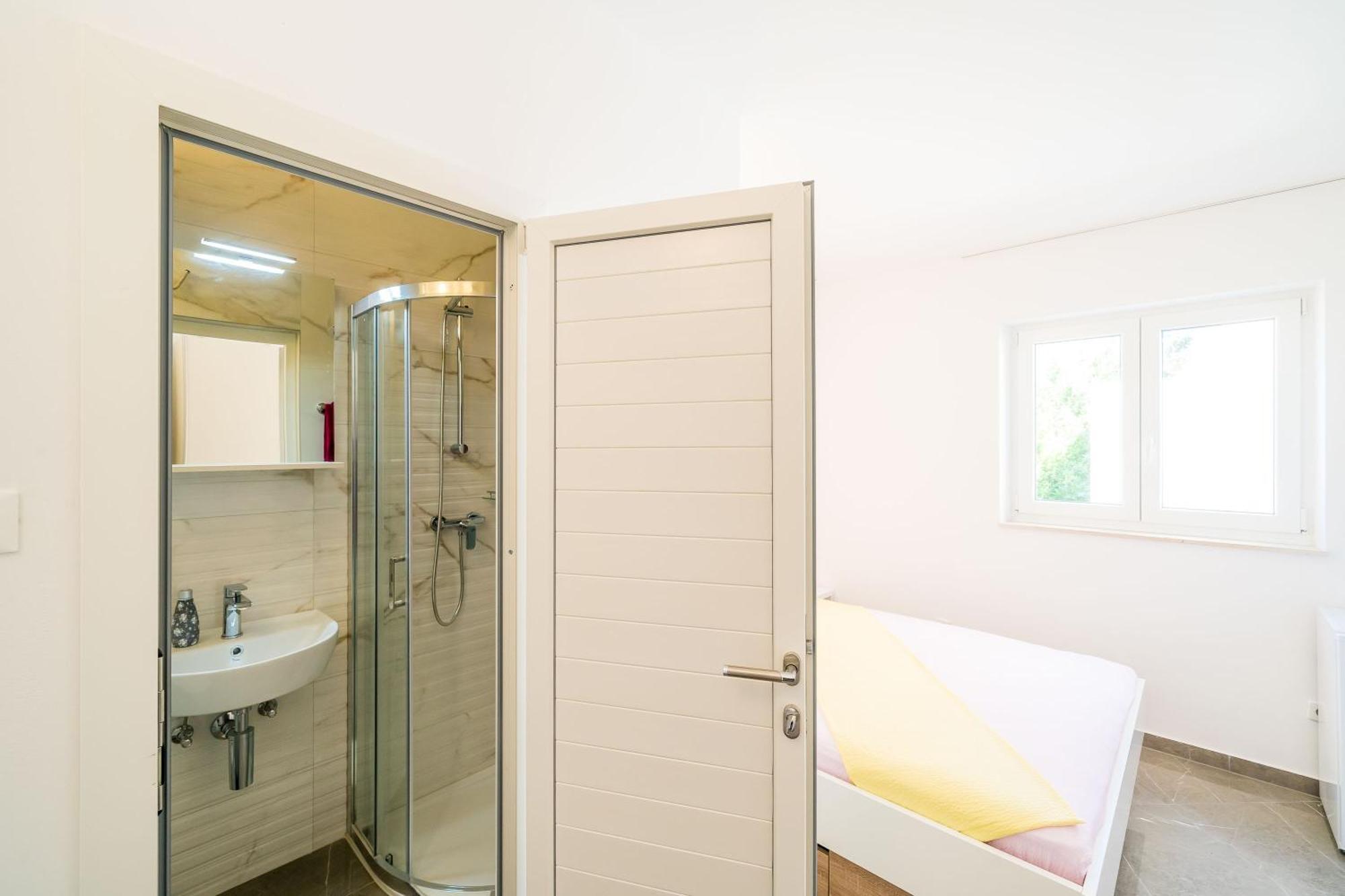 Rooms & Apartments Barisic Млини Стая снимка