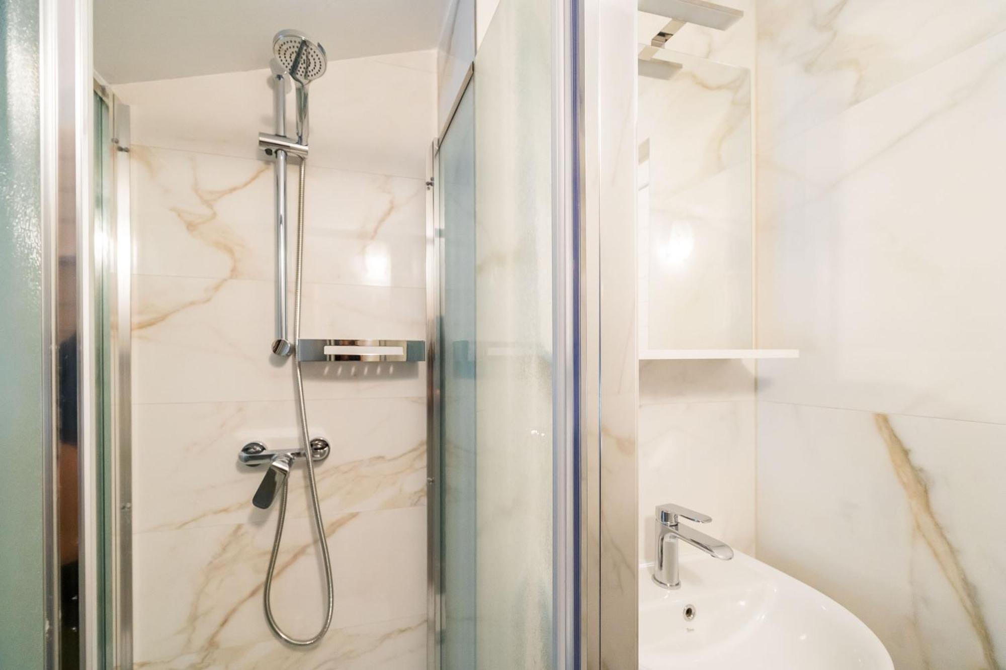 Rooms & Apartments Barisic Млини Стая снимка